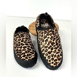 P448 Laby leopard print slip on shoes size 8